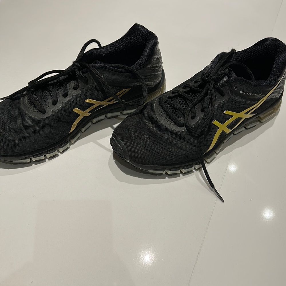 Asics women’s black 9.5 Asics Gel-Quantum athletic shoes